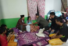 Kasubdit Poltik Kompol PM Amin, S.Ag mewakili Dir Intelkam Polda Bengkulu silaturahmi kepada KPPS yang mendapat musibah