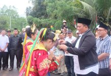 Bupati Seluma Serahkan Hibah 250 Juta Untuk Pembelian Alat Kesenian Saat Sapa Warga