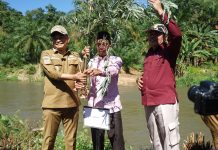 Pemkab Bengkulu Tengah Tanam 500 Bambu dan Bagikan 900 Bibit Kalamansi untuk Warga