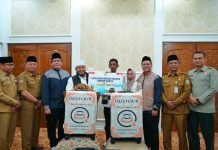 Gubernur Bengkulu Beri Hadiah Umroh untuk Nelayan Penolong Kapal Tenggelam