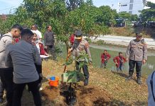Menteri Kehutanan Serahkan SK KHDTK dan Tanam Pohon di UMB