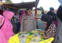 Brimob Polda Bengkulu Gelar Pasar Murah, Warga Antusias Dapatkan Sembako Terjangkau