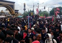 Aksi Demo Mahasiswa di Bengkulu Ricuh, Massa Lempari Batu dan Rusak Pagar DPRD