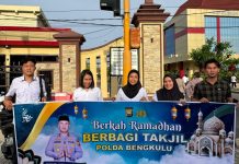 Polda Bengkulu Bagikan Takjil Gratis, Pererat Kedekatan dengan Masyarakat