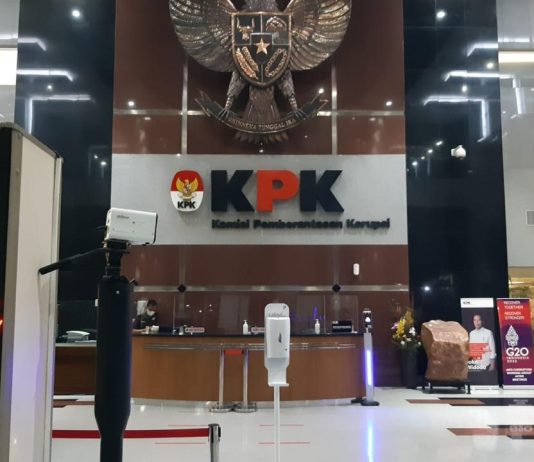 KPK Bawa 13 Orang ke Jakarta Usai OTT di Tulungagung, Bupati Ikut Diamankan