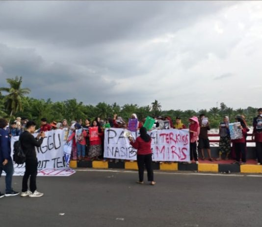 Aliansi Muda Melawan Gelar Aksi di Jembatan Sungai Lemau, Soroti Abrasi dan Tambang Ilegal