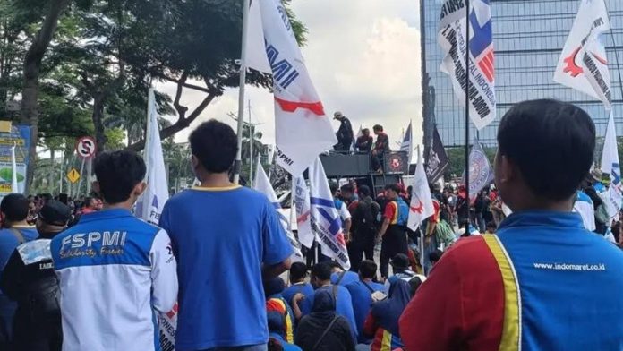 086732100_1779787927-Demo_karyawan_indomaret