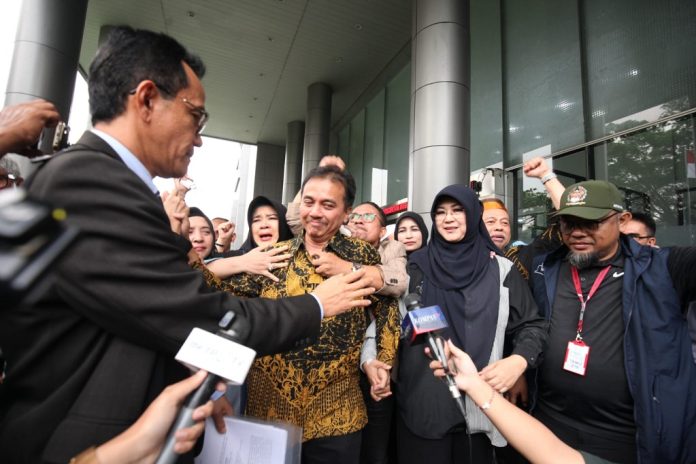 penahanan_roy_suryo_dan_tifauzia_tyassuma