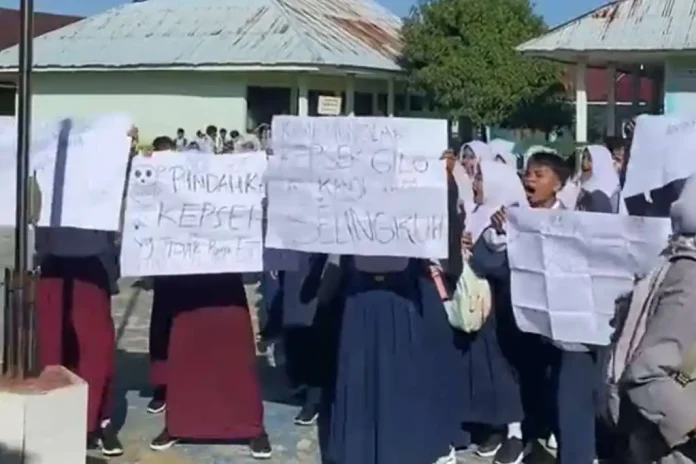 Hari-Pertama-Masuk-Sekolah-Ratusan-Siswa-SMPN-5-Seluma-Demo-Desak-Kepsek-Dicopot.jpg