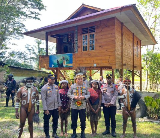 Astamaops Kapolri Berbagi Semangat Belajar Bersama Anak-Anak Papua di Pusat Olah Seni Wesaput