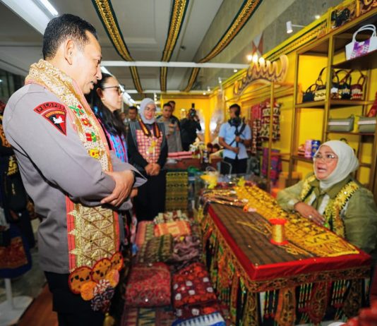 Kapolri Bersama Ketua Umum Bhayangkari Tinjau Bazar Kreasi Bhayangkari Nusantara 2026