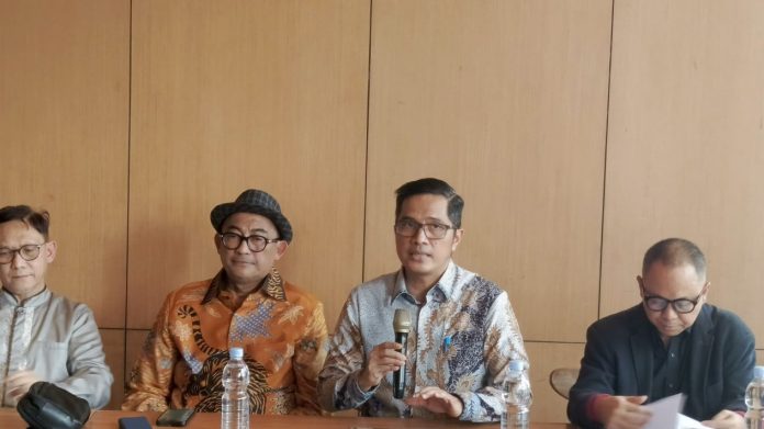 6a719e6051156-tim-kuasa-hukum-mantan-jaksa-agung-muda-tindak-pidana-khusus-jampidsus-febrie-adriansyah_gemini_1265_711