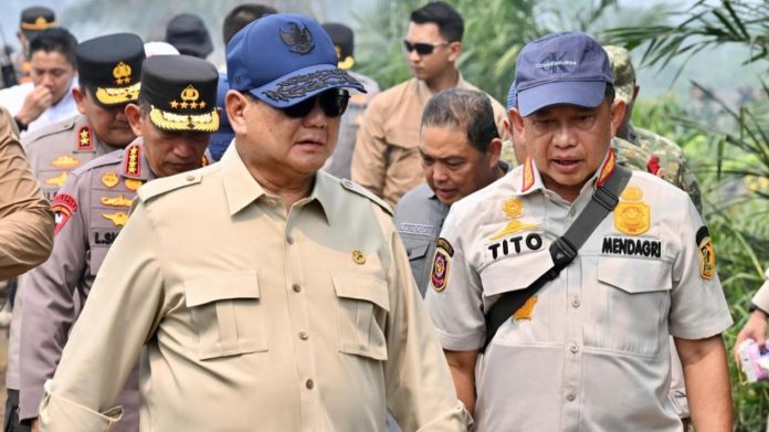 6a896e7c606a7-menteri-dalam-negeri-mendagri-muhammad-tito-karnavian-mendampingi-presiden-prabowo-subianto-meninjau-langsung-penanganan-kebakaran-hutan_1265_711
