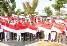 Walikota Bengkulu Bersama Forkopimda Turun ke Jalan Bagikan 5.000 Bendera Merah Putih