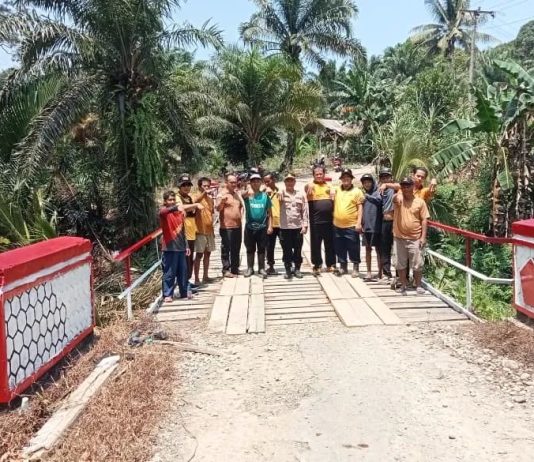 Polres Mukomuko Perbaiki Jembatan Merah Putih Presisi di Retak Mudik Demi Keselamatan Warga