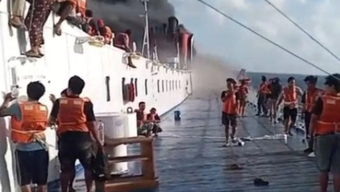 tangkapan-layar-video-diduga-situasi-kebakaran-km-mutiara-sentosa-ii-di-perairan-sumenep-1785644540812_169
