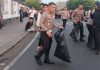 Aksi Humanis Kapolda Bengkulu, Di Tengah Demo Mahasiswa Bersihkan Sampah