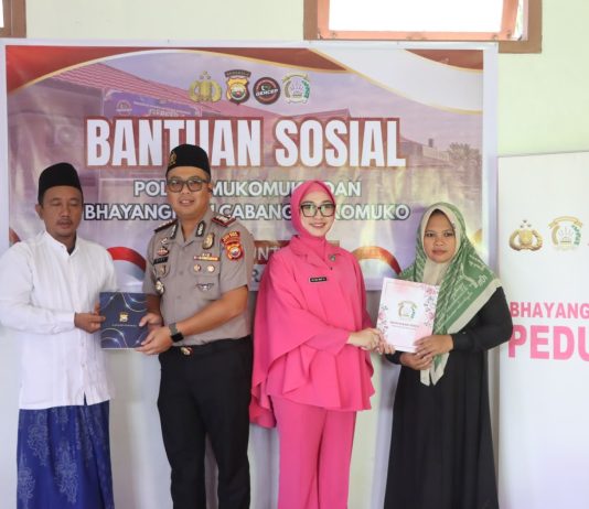 Kapolres Mukomuko Bersama Ketua Bhayangkari Salurkan Bansos ke Ponpes Miftahul ’Ulum