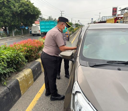 Kapolres Mukomuko dan Ketua Bhayangkari Bagikan Masker ke Warga dan Siswa SDIT Al Kautsar