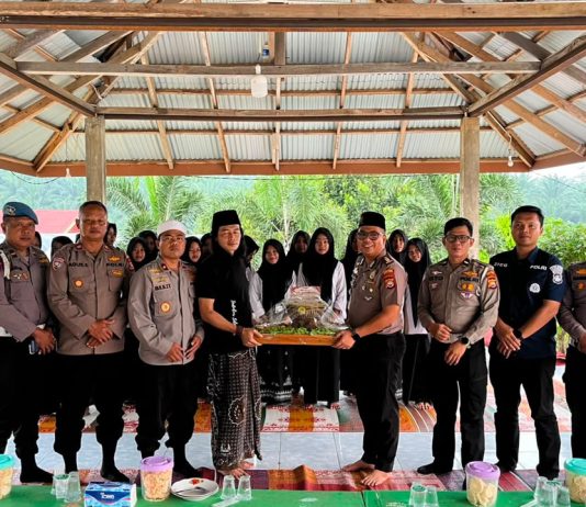 Peringati Hari Santri Nasional 2026, Polres Mukomuko Serahkan Tumpeng di Pondok Pesantren