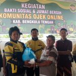Komunitas Ojek Online Bengkulu Tengah Gelar Bakti Sosial dan Jumat Bersih di Masjid Al-Muklishin
