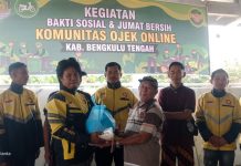 Komunitas Ojek Online Bengkulu Tengah Gelar Bakti Sosial dan Jumat Bersih di Masjid Al-Muklishin